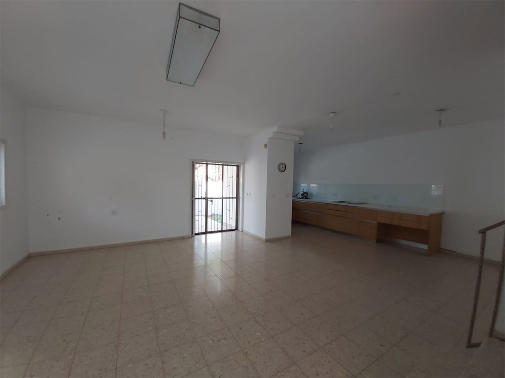 סלון דירה למכירה ברחובות 7 חדרים ברחוב שלום צעידי