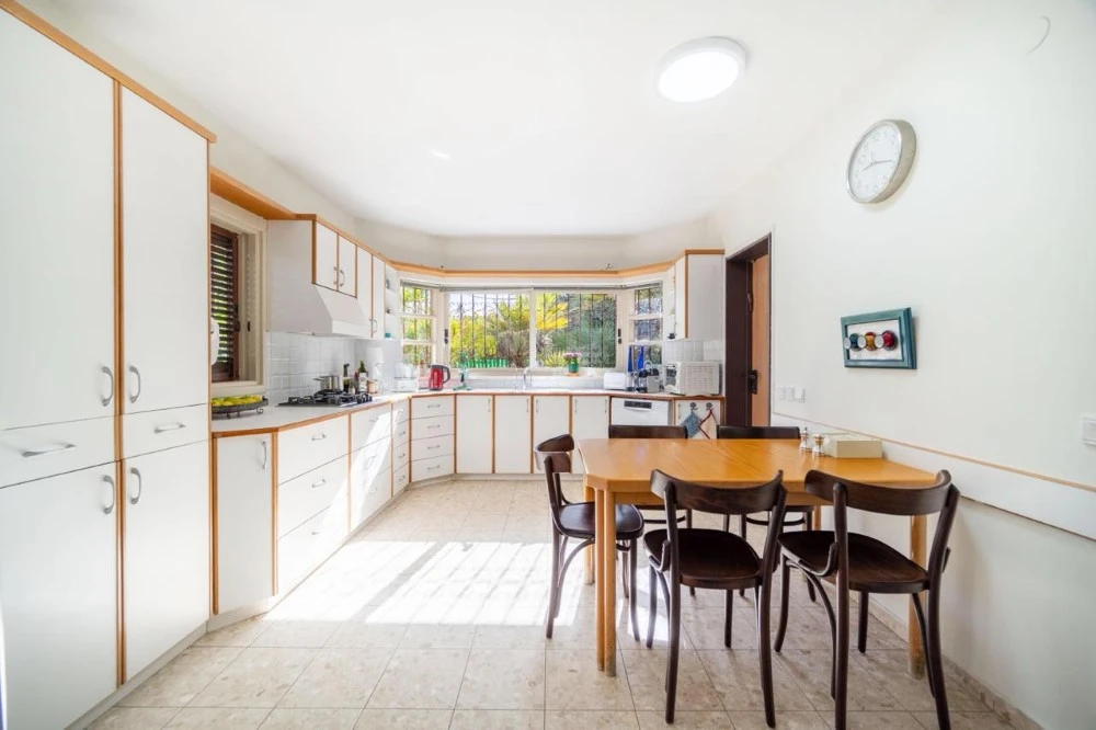 64c86d68-0963-45f8-9c84-2c631f781955